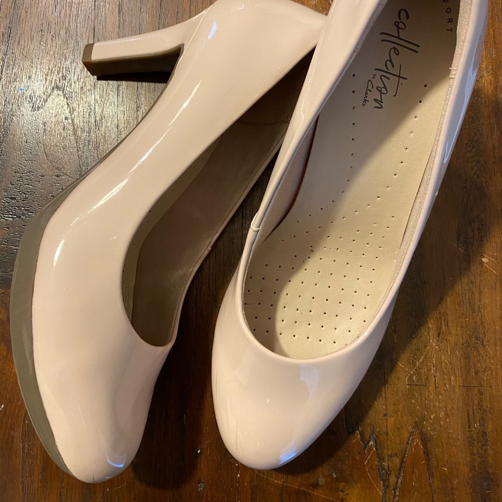 Clarks Size 7 pale pink Pumps very comfortable